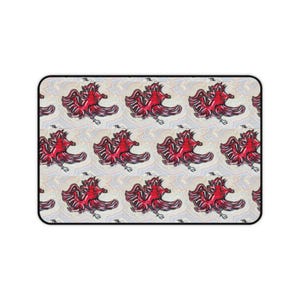 Puede incluir: Alfombrilla de ratón rectangular con un patrón repetido de figuras rojas estilizadas en forma de pájaro sobre un fondo gris claro. Las figuras tienen contornos negros y están dispuestas en filas y columnas.