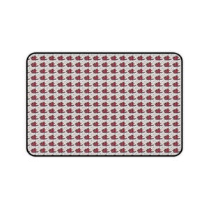 Puede incluir: Alfombrilla de ratón rectangular con borde negro y un patrón repetido de pequeños diseños florales rojos sobre un fondo crema. El patrón floral está espaciado uniformemente por toda la superficie de la alfombrilla.