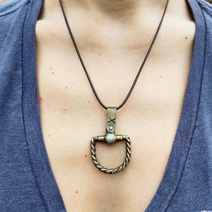 Eisen-Schmuck-Halskette, geschmiedeter Eisen-Anhänger, Geschenk zum 6. Jahrestag, geometrische Anhänger-Halskette, rustikale geschmiedete Halskette