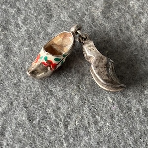 Ciondolo vintage in argento sterling 925. Paio di zoccoli olandesi Amsterdam. Articolati/meccanici.