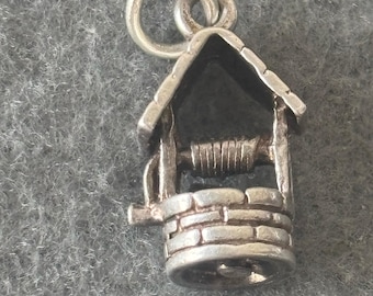 Colgante vintage de plata de ley 925 con dije de pozo de los deseos de la suerte.