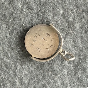 Vintage hänge i sterlingsilver 925. Snurrande GRATTIS PÅ FÖDELSEDAGEN dolt meddelande avslöjas när det snurras.
