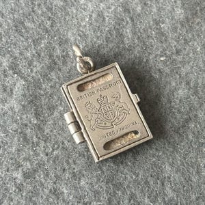 Nuvo Vintage sterlingzilveren 925 bedelhanger. Opening Brits paspoort 1965 om uitstekende papieren te onthullen.