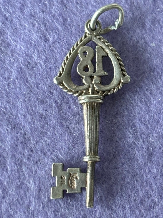 TheCharmWorks Ciondolo A Forma Di Chiave In Argento Sterling – Regalo Perfetto Per Il 18° Compleanno, Con Sacchetto Regalo