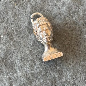 Vintage Sterling Silver 925 Charm Pendant. Queen Elizabeth II Silver Jubilee 1977 Bust Head.