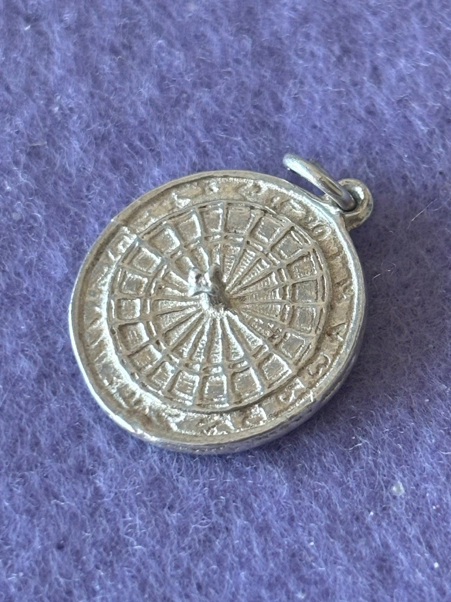 ヴィンテージ スターリングシルバー 925 ダーツボードチャーム、英国