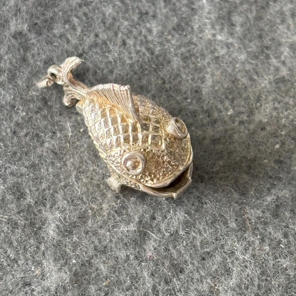 Vintage Sterling Silver 925 Charm Pendant. Opening Fish, Opens.