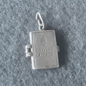 Nuvo Vintage sterlingzilveren 925 bedelhanger. Opening Brits rijbewijs.