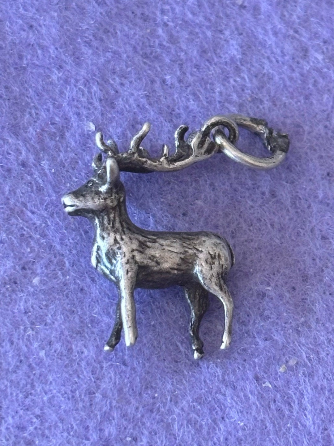 ヴィンテージ スターリングシルバー 925 チャームペンダント。鹿の雄鹿