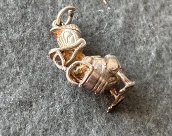 Vintage sterlingzilveren 925 bedelhanger. Donald Duck gaat naar het strand.