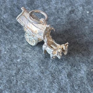 Vintage Sterling Silber 925 Charm Anhänger. Ochsen oder Pferde, die einen Karren ziehen. Kühe.