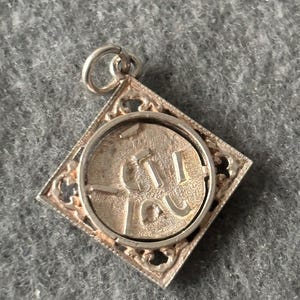 Niezwykły wisiorek z zawieszką ze srebra próby 925. Ukryta wiadomość „Kocham Cię” ujawnia się po zakręceniu. Spinner.