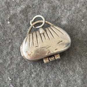 Colgante vintage de plata de ley 925. Bolso de mano o monedero de mujer. Al abrirlo, se revela el contenido.