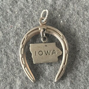 Pendentif vintage à breloques en argent sterling 925. Lucky Horseshoe avec carte de l'état de l'IOWA