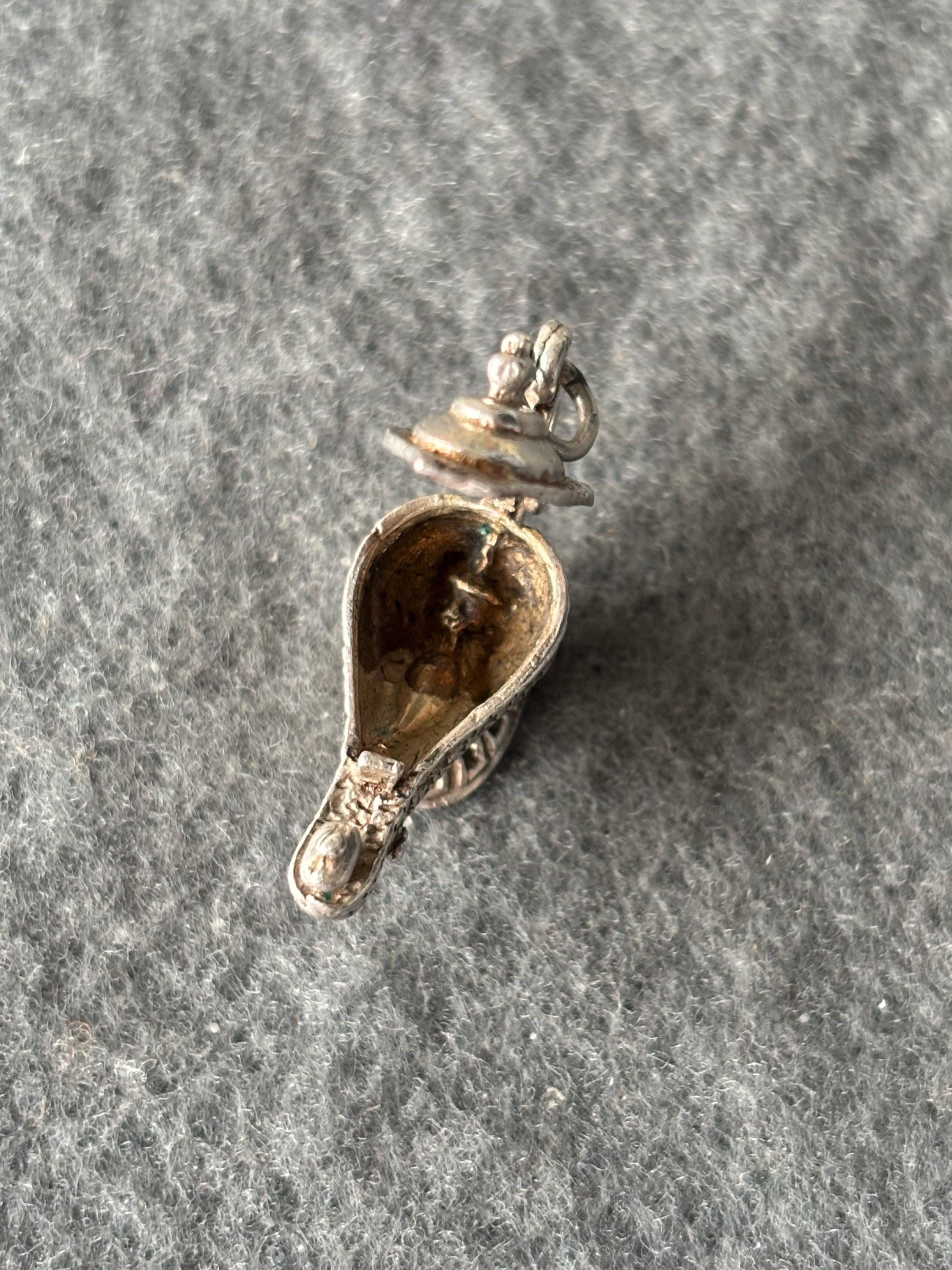 ヴィンテージ スターリング シルバー 925 チャーム ペンダント。ディズニー アラジンのオイルランプを開けると、瓶の中の魔人が現れます。クリスティーナ  アギレラ - Etsy 日本, image size:2250x3000