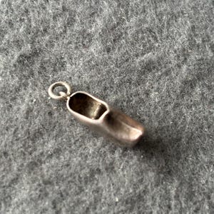 Ciondolo vintage in argento sterling 925. Zoccolo olandese Amsterdam.