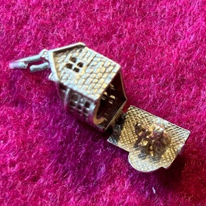 Pingente de charme de prata esterlina 925 vintage Nuvo. Abrindo Candy Sweet Shop. Abre para revelar Sweet Seller e Customer. Ye Olde Sweet Shoppe.