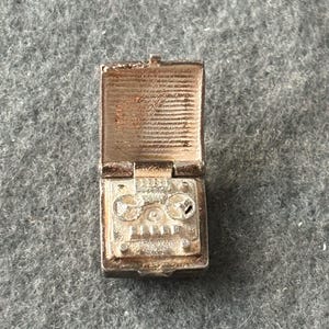 Vintage Sterling Silber 925 Charm Anhänger. Öffnendes Kassetten-Tonbandgerät. Kassettendeck.