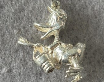 Vintage sterlingzilveren 925 bedelhanger. Donald Duck met emmer en schep.