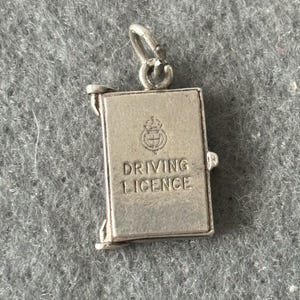 Nuvo Vintage sterlingzilveren 925 bedelhanger. Opening Brits rijbewijs om uitstekende papieren te onthullen.