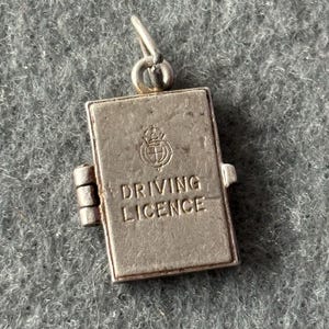 Nuvo Vintage sterlingzilveren 925 bedelhanger. Brits rijbewijs openen om papieren te onthullen.