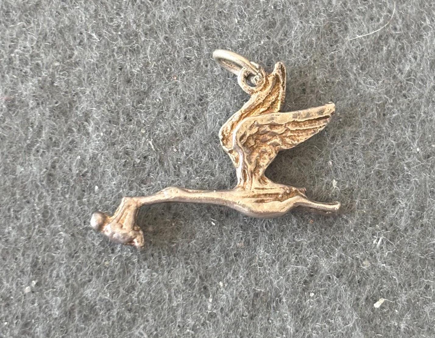 Pendentif vintage à breloques en argent sterling 925. Cigogne portant un bébé. - France