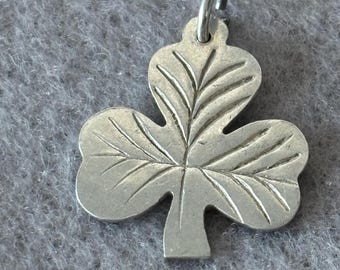 Colgante vintage de plata de ley 925 con forma de trébol irlandés de la suerte y trébol de tres hojas.