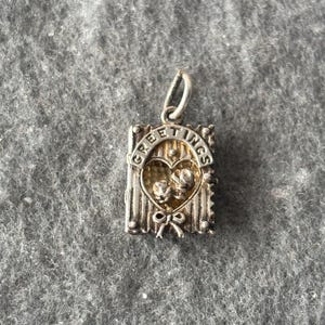 Vintage sterlingzilveren 925 bedelhanger. Openingswenskaart om een paar rozenstengels te onthullen.