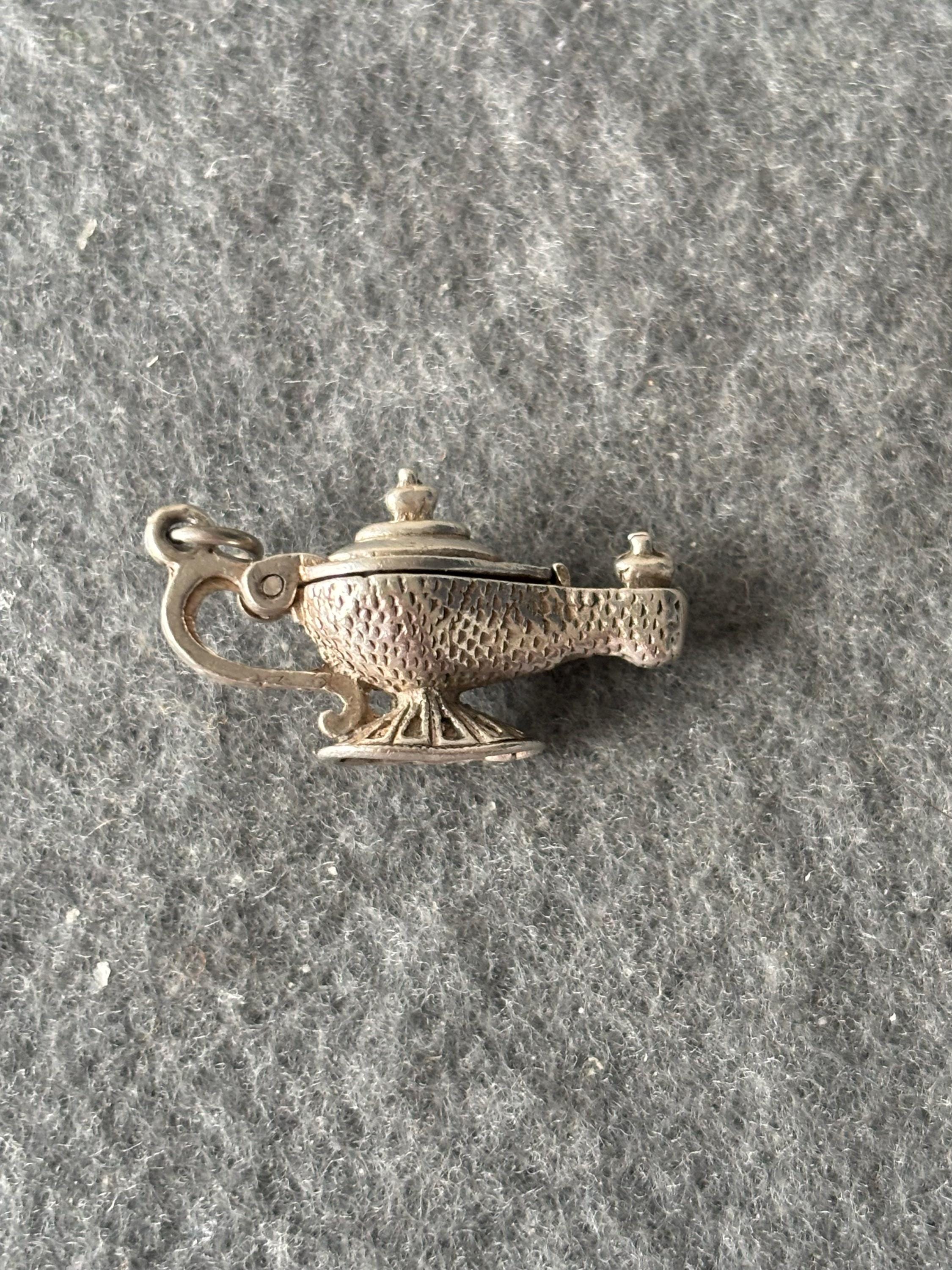 ヴィンテージ スターリング シルバー 925 チャーム ペンダント。ディズニー アラジンのオイルランプを開けると、瓶の中の魔人が現れます。クリスティーナ  アギレラ - Etsy 日本, image size:2250x3000