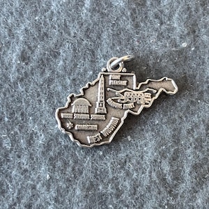 Pendentif vintage à breloques en argent sterling 925. Carte de voyage, Charleston, Virginie-Occidentale, États-Unis.