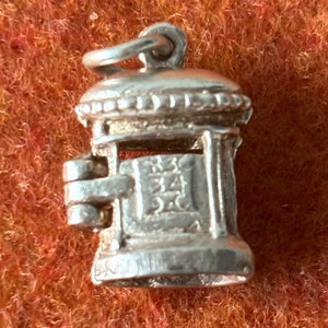 Colgante vintage de plata de ley 925. Buzón de correos. Al abrirlo, se ven cartas. Correo Real. Correos. Primera clase.