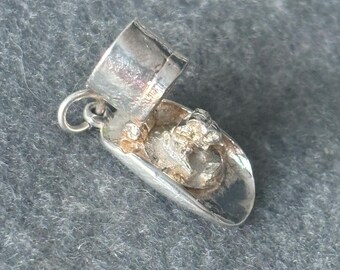 Vintage Sterling Silver 925 Charm Pendant. Opening Magician&#39;s Top Hat. Opens opening to reveal rabbit. MAGIC.