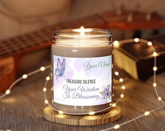 Candela di soia personalizzata, citazione motivazionale Treasure Silence, candela profumata o non profumata, regalo ispiratore per le donne, regalo di compleanno BFF
