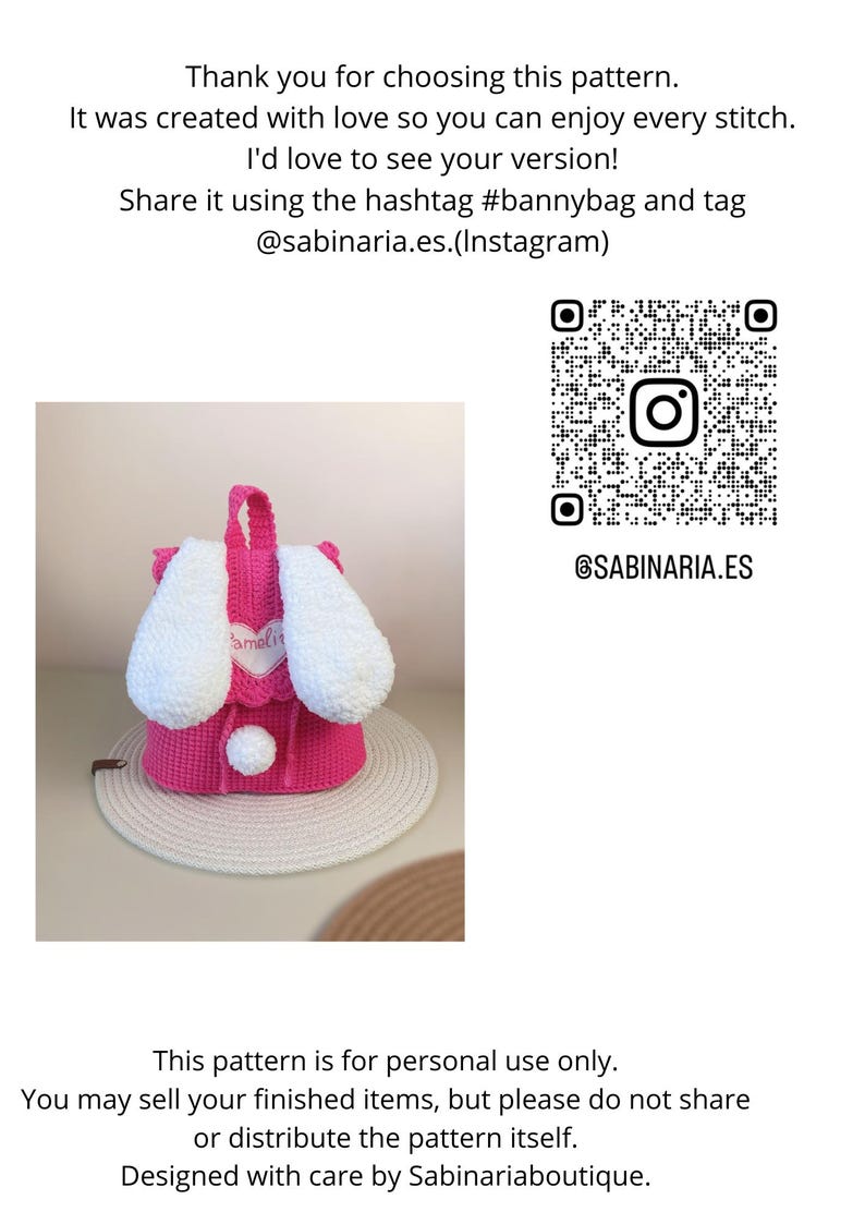 May include: A pink crocheted bunny backpack with white fur ears and a white pom-pom. The backpack is sitting on a woven straw mat. The image includes the text "@SABINARIA.ES" and a QR code.