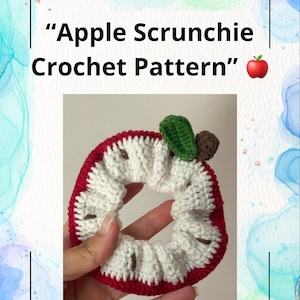 Puede incluir: Un coletero de ganchillo diseñado como una manzana cortada, con un anillo exterior rojo, una sección interior blanca con pequeños detalles de semillas marrones, y una hoja verde con un tallo marrón. El texto dice Apple Scrunchie Crochet Pattern.