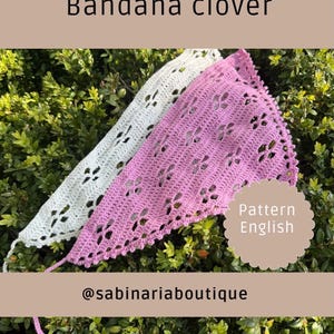 Puede incluir: Dos bandanas de crochet en forma de trébol, una rosa y otra blanca, con un patrón de trébol. El texto "Pattern English" y "@sabinariaboutique" son visibles en la imagen.