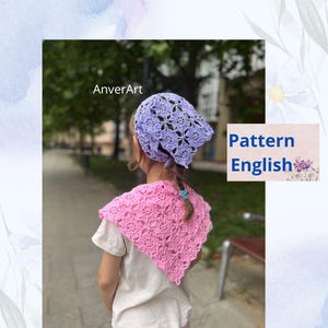 Puede incluir: Un pañuelo de ganchillo de color morado claro con un motivo de flores y un pañuelo triangular de ganchillo rosa a juego con un patrón floral. El texto "Bandana flower", "AnverArt" y "Pattern English" es visible en la imagen.