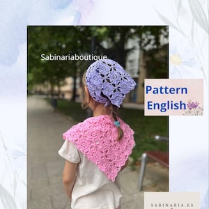 Puede incluir: Una niña lleva un conjunto de bandana y chal de ganchillo hechos a mano. La bandana es lavanda y el chal rosa, ambos con un diseño floral. La imagen incluye el texto "Bandana flower" y "Pattern English".