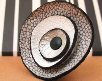 Anillo de flor de cuero negro, blanco y plateado. Elige la talla. Cuero ecológico. OOAK.