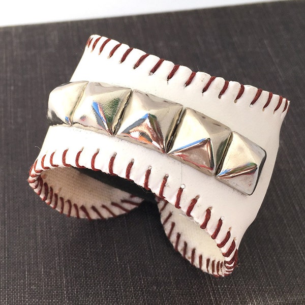 Bracelet de Bracelet manchette de Baseball en cuir avec clous argentés respectueux de l’environnement de récupération en cuir sport unisexe ventilateur réglable Seattle OOAK fait main