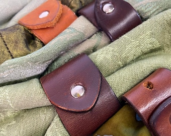 Leder Serviettenringe handgefertigt aus umweltfreundlichen gemischten wiedergewonnenen braunen Gürteln, 6er Set, Tischdekoration, einzigartige Lederringe, OOAK, USA