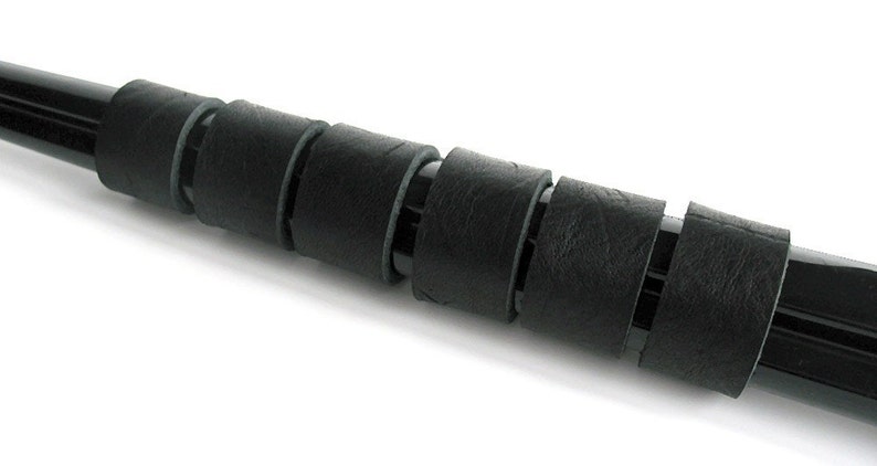 Puede incluir: Primer plano de un objeto cil&iacute;ndrico negro texturizado con m&uacute;ltiples anillos de acolchado de espuma negra.