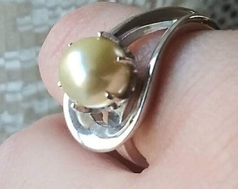Pearl Statement Ring Vintage Designer Park Lane Sz 6 Silver Tone Prong Set Art Deco Lucite High Relief Dimensional Hollywood Cocktail Ring