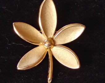 Crown Trifari Brooch Pin Vintage Leaf Statement Flower Vintage Floral Unique Art Deco Designer Signed High Relief Mad Men Quality Gold Nice