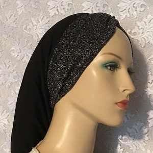 Peut inclure: Un turban noir et argent avec une bande argentée scintillante. Le turban est fait d'un tissu doux et extensible et est conçu pour être porté confortablement.