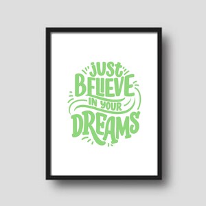 Niedliches, druckbares dekoratives Poster „Just Believe in Your Dreams“ für das Klassenzimmer, das Spielzimmer oder das Kinderzimmer.
