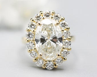 Anillo de diamantes Brilliant Lab ovalado en engaste de garras con banda de oro de alto brillo de 18k