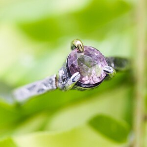 Spinelring roze roos in zilver en messing stekels met sterlingzilveren textuurband