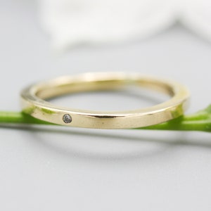 Simple wedding band 1.8 mm rectangle 18k gold ring with 1 mm diamond