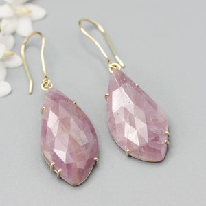 Earrings rose cut pink sapphire with 18k gold in prongs setting and hooks style on the top